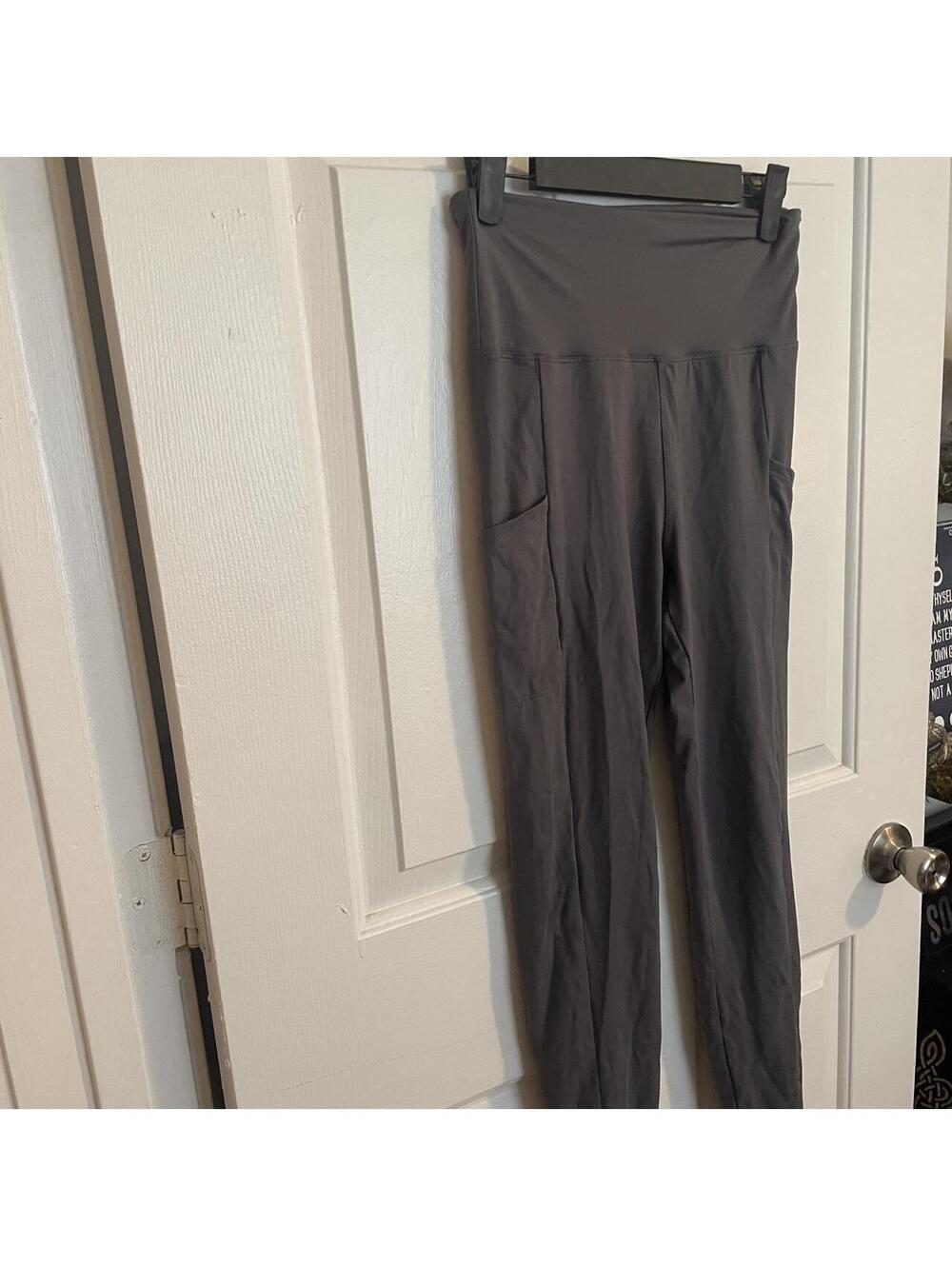 Gray High-Waisted Straight-Leg Athletic Leggings with Pockets